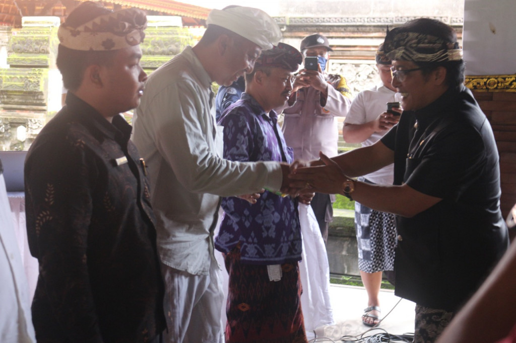 Penyerahan Bantuan Hibah Daerah oleh Bapak Bupati Badung di Kecamatan Kuta Utara